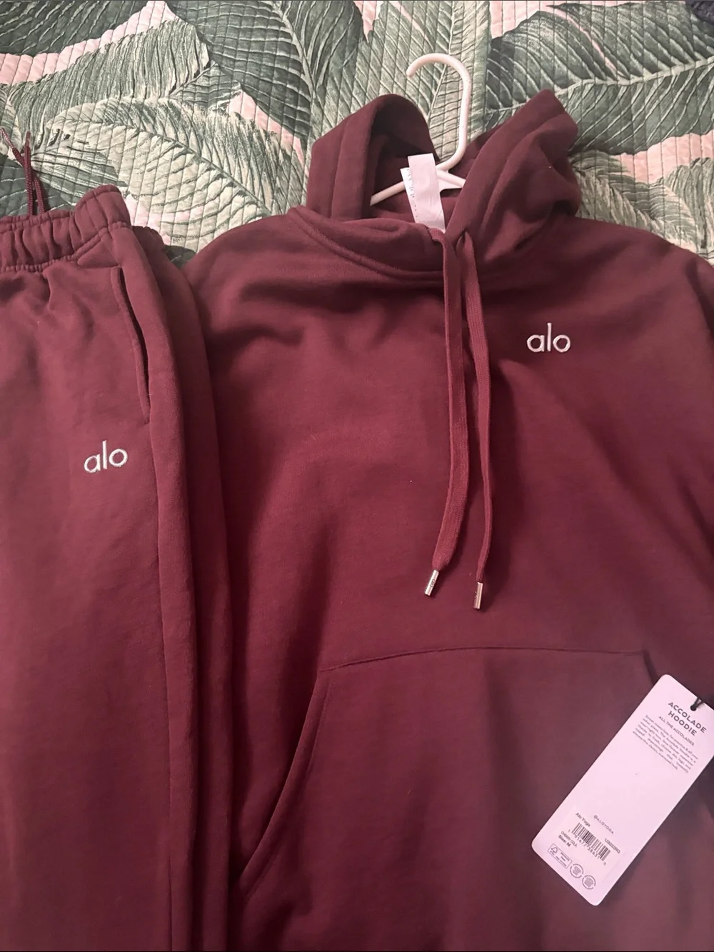 ALO Yoga Women’s Crewneck Hoodie size medium NWT & small ALO sweats worn once